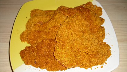 "Dietní" řízečky se šťouchanými bramborami a okurkovým salátem