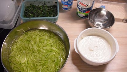 "Dietní" řízečky se šťouchanými bramborami a okurkovým salátem