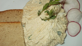 Dobrá pomazánka ze sýrů s modrou plísní, tvarohu a česneku