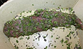 Domácí Carpaccio z panenky, panenka obalená v bylinkové směsi