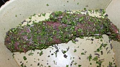 Domácí Carpaccio z panenky, panenka obalená v bylinkové směsi
