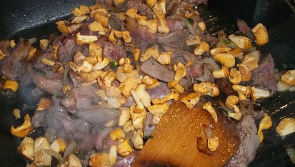 Drůbeží jatýrka na zauzené slanině s liškama, v polovině dáme lišky...