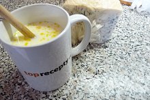 vejce s mlékem v topáckém hrníčku