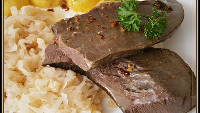 Hovězí srdce na cibulce s kedlubnovým zelím (srdíčko je z papiňáku)