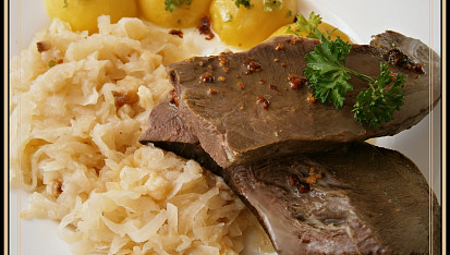 Hovězí srdce na cibulce s kedlubnovým zelím (srdíčko je z papiňáku), podáváme s vařeným bramborem,lze i s bramborovým kvedlíkem