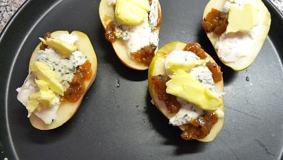 Hruška zapečená s nivou v mikrovlnce - CRISP, se sýrem a máslíčkem