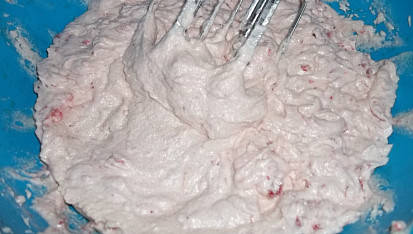 Jahodová bábovka s čokoládou, vyšleháno i s jahodama a citronovou šťávou...