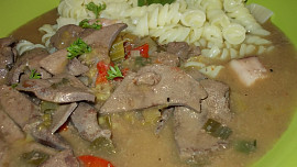 Vepřová játra s kapustou a barevnou zeleninou