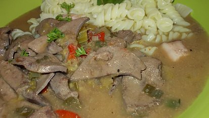 Vepřová játra s kapustou a barevnou zeleninou