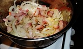 Kedlubnový guláš "pikant", osmažíme cibuli na slanině...