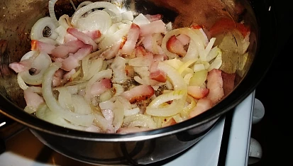 Kedlubnový guláš "pikant", osmažíme cibuli na slanině...