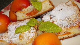 Koláč s meruňkami a rybízem