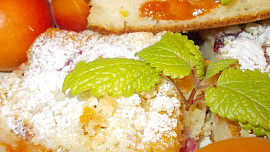 Koláč s meruňkami a rybízem