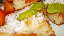 Koláč s meruňkami a rybízem