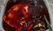 Krůtí se švestkovým čatní a borůvkami, maso v marinádě