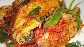 Kuře pečené  na mrkvovo-řepném a zelném polštáři