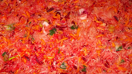 Kuře pečené  na mrkvovo-řepném a zelném polštáři