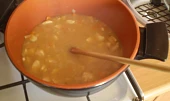 Kuřecí směs s fazolemi, Zasypeme moukou, zalijeme pivem nebo vývarem