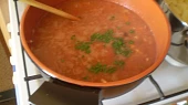 Kuřecí směs s fazolemi, přidáme fazole, rajčata, petrželku