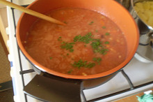 přidáme fazole, rajčata, petrželku