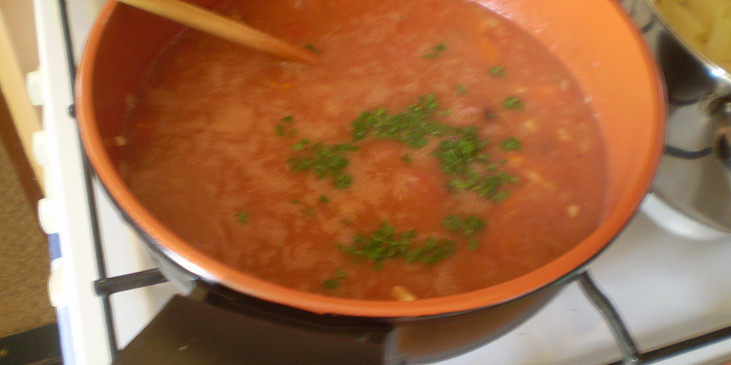 Kuřecí směs s fazolemi (přidáme fazole, rajčata, petrželku)
