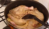 Kuřecí stehna s cuketovo-houbovou omáčkou