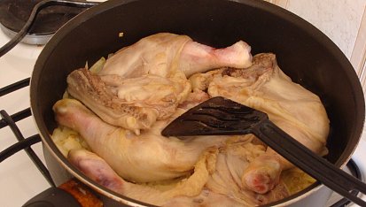 Kuřecí stehna s cuketovo-houbovou omáčkou
