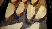 Lahodné zapečené  liškové sendviče, veky pomažeme máslem...