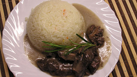 Laň na rozmarýnu a červeném víně