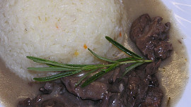 Laň na rozmarýnu a červeném víně