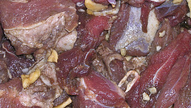 Laň na rozmarýnu a červeném víně