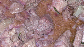 Laň na rozmarýnu a červeném víně