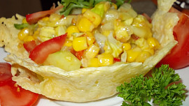 Letní zeleninový salát  v sýrovém košíčku