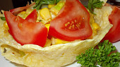 Letní zeleninový salát  v sýrovém košíčku