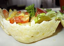 Letní zeleninový salát  v sýrovém košíčku