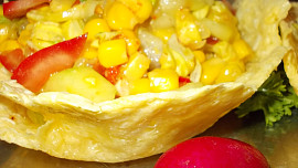 Letní zeleninový salát  v sýrovém košíčku