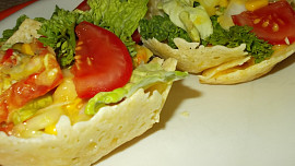 Letní zeleninový salát  v sýrovém košíčku