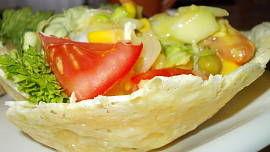 Letní zeleninový salát  v sýrovém košíčku