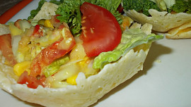 Letní zeleninový salát  v sýrovém košíčku