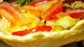 Letní zeleninový salát  v sýrovém košíčku