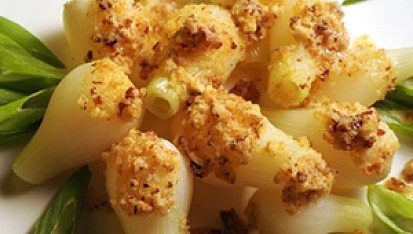 Mladá jarní cibulka s vlašskými ořechy