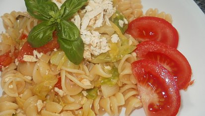 Mladé zelíčko s rajčaty, tofu a vrtulemi