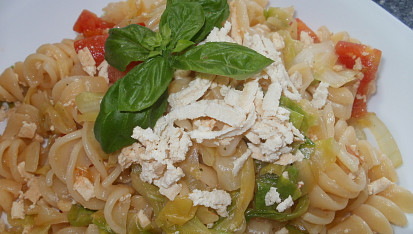 Mladé zelíčko s rajčaty, tofu a vrtulemi