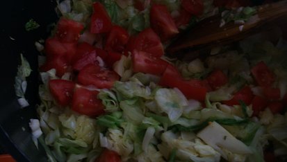 Mladé zelíčko s rajčaty, tofu a vrtulemi