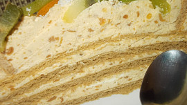 Moučník  s pudingem, oříšky a ovocem