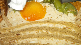 Moučník  s pudingem, oříšky a ovocem