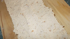 Moučník  s pudingem, oříšky a ovocem