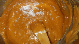 Moučník  s pudingem, oříšky a ovocem