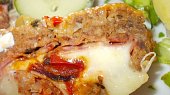 Mozaiková  sekaná,  plněná mozzarellou a anglickou slaninou