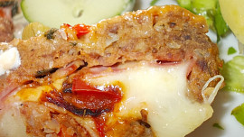 Mozaiková  sekaná,  plněná mozzarellou a anglickou slaninou